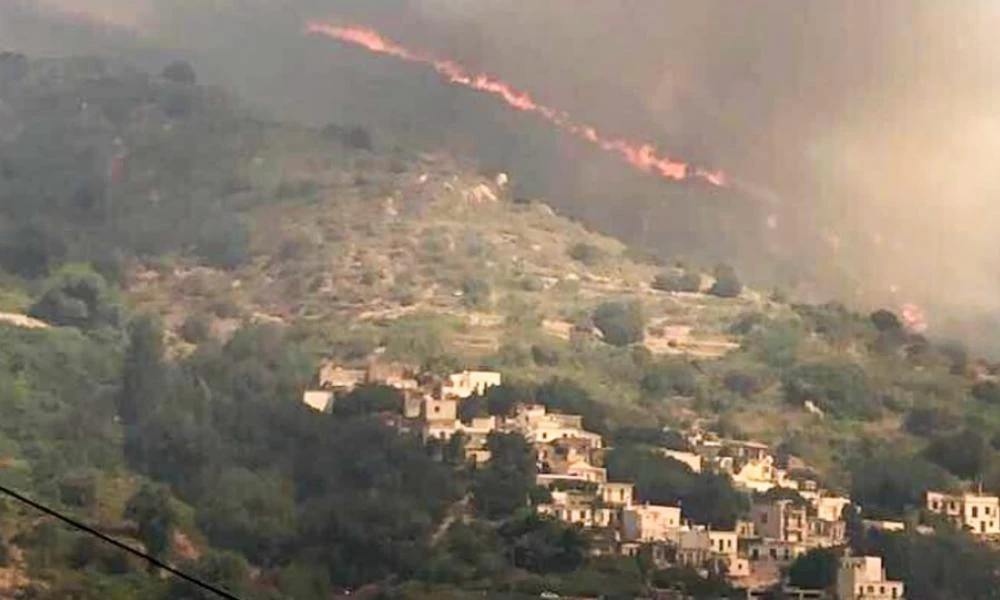 Φωτιά στη Νάξο: Βελτιώνεται η κατάσταση - Έχει εκκενωθεί οικισμός